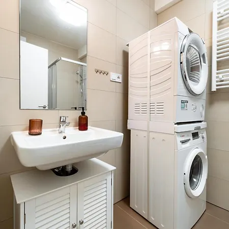 Ah Radnica Jacuzzi דירה *